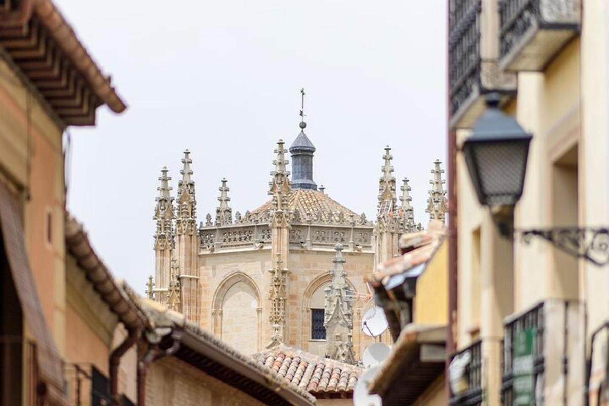Un edificio antiguo con una torre de reloj en la distancia.