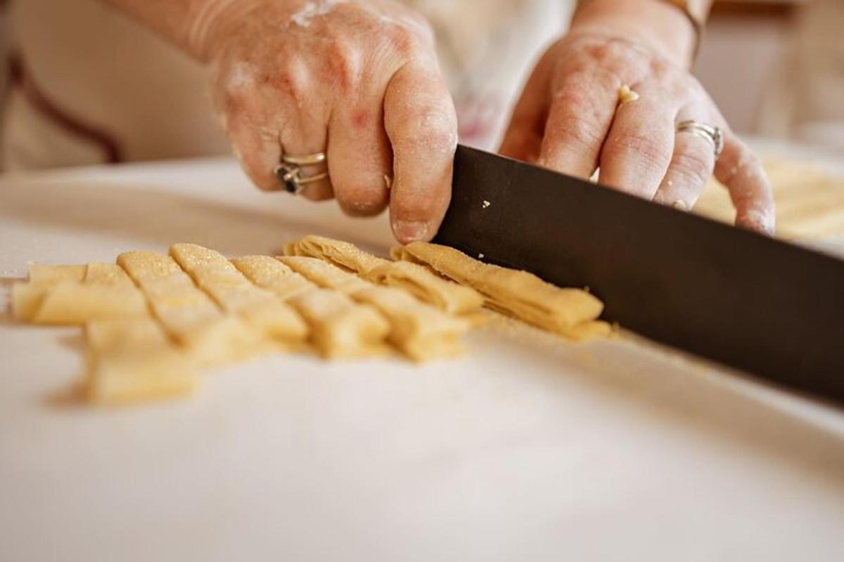 uma mulher está cortando comida com uma faca