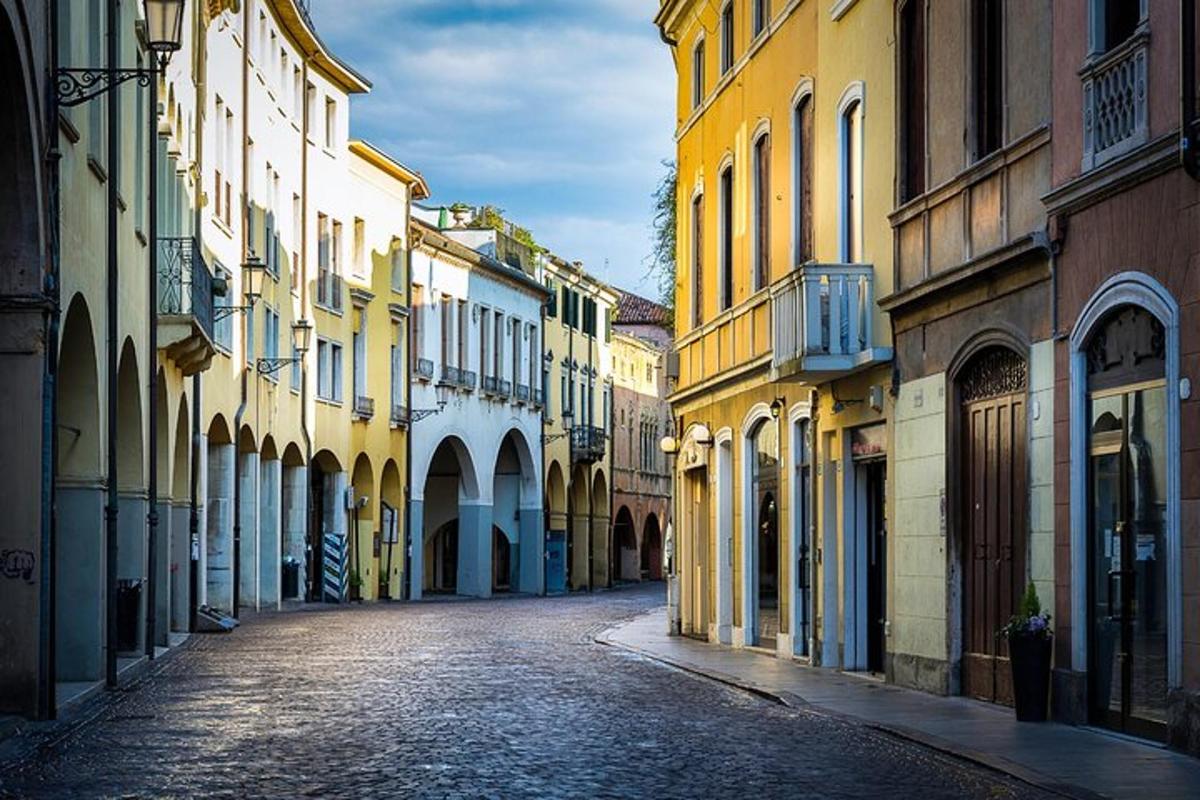 un carrer buit en una ciutat amb edificis