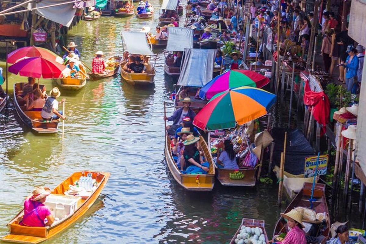 một nhóm người đi thuyền trên sông với ô dù
