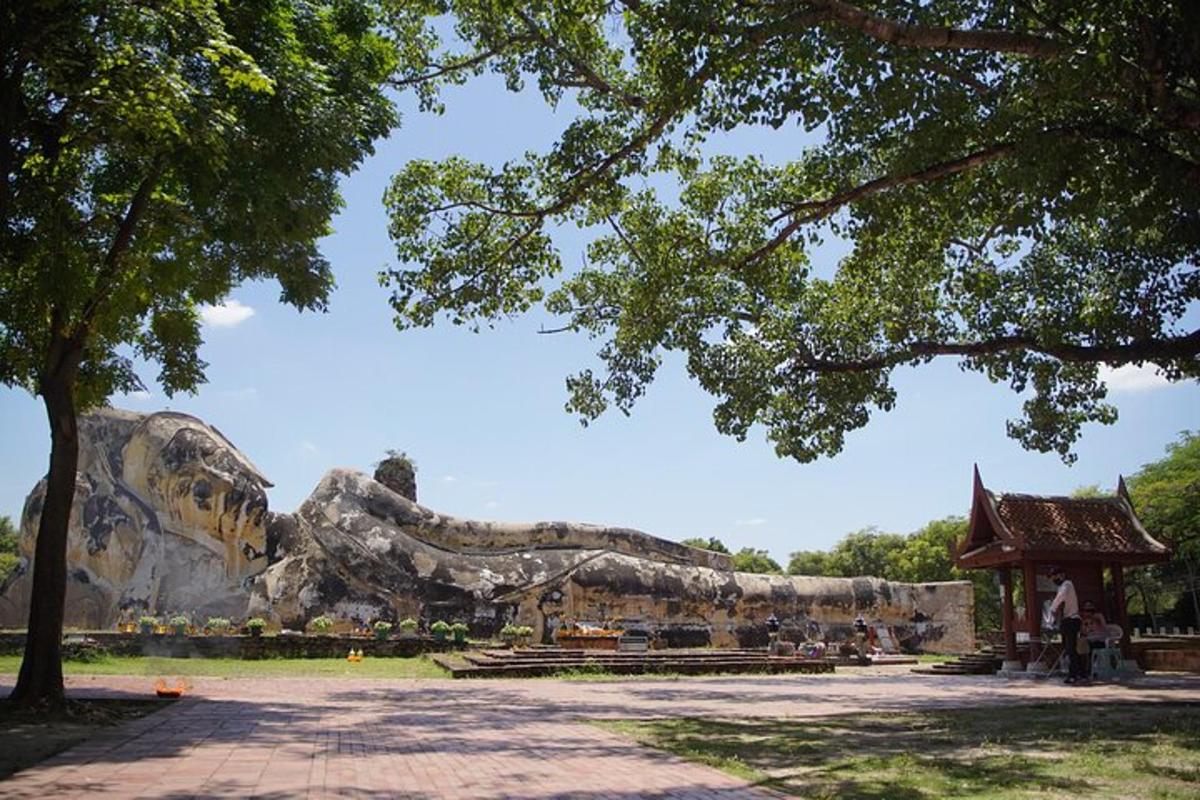 uma vista de uma formação rochosa em um parque