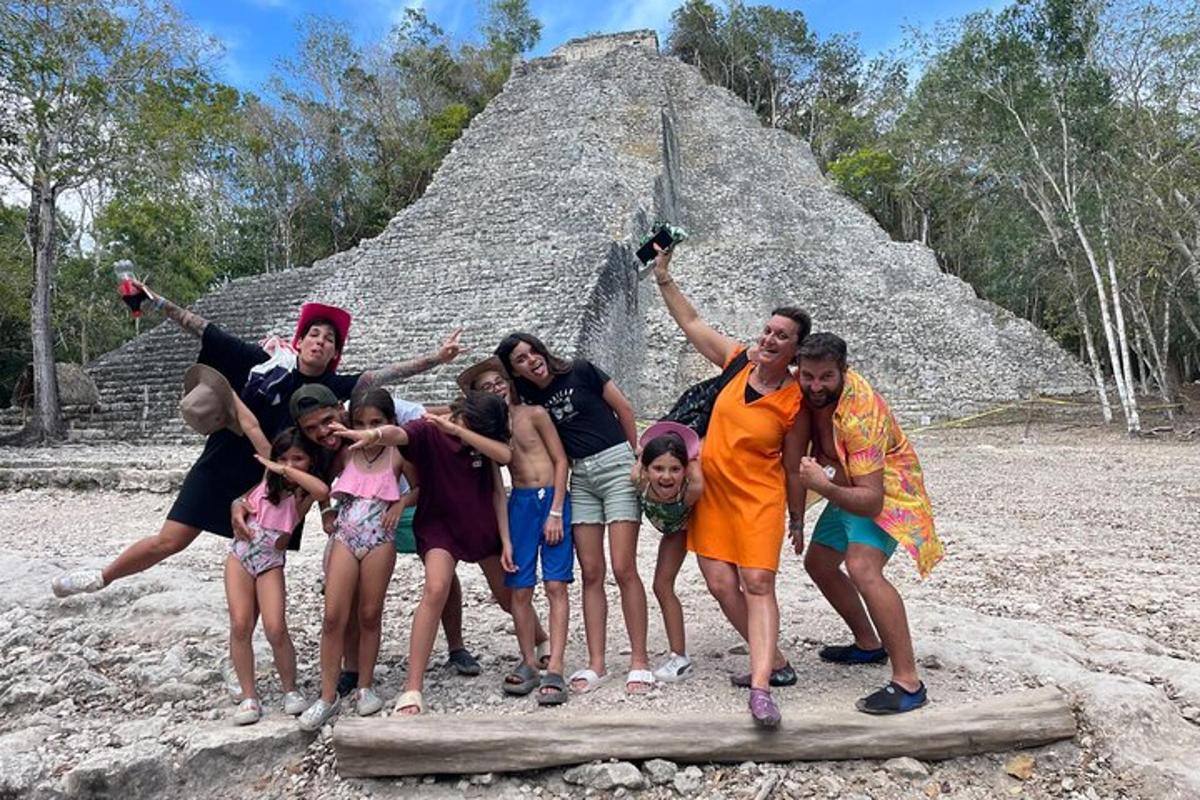 un gruppo di persone in posa davanti a una piramide