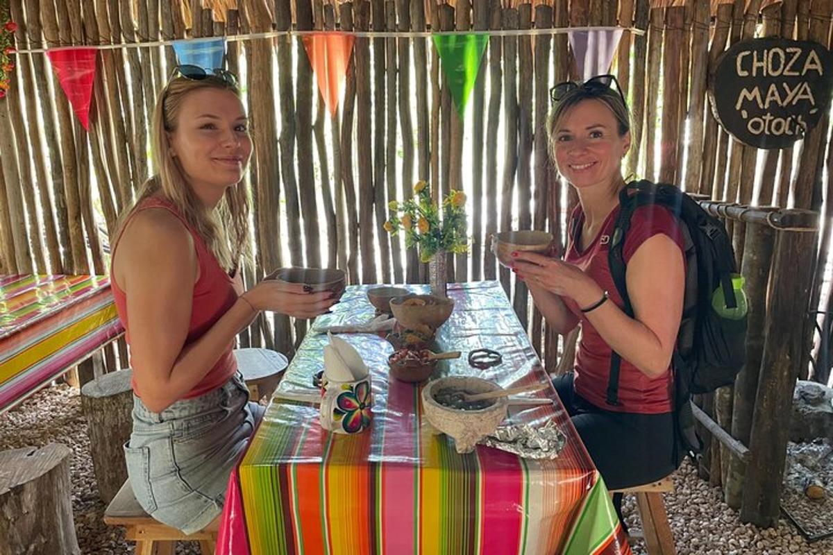 due donne sedute a un tavolo con in mano dei bicchieri di vino