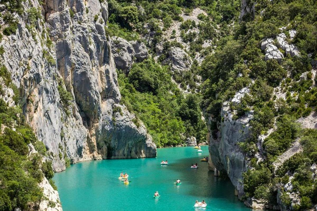 μια ομάδα ανθρώπων σε ένα ποτάμι σε ένα φαράγγι