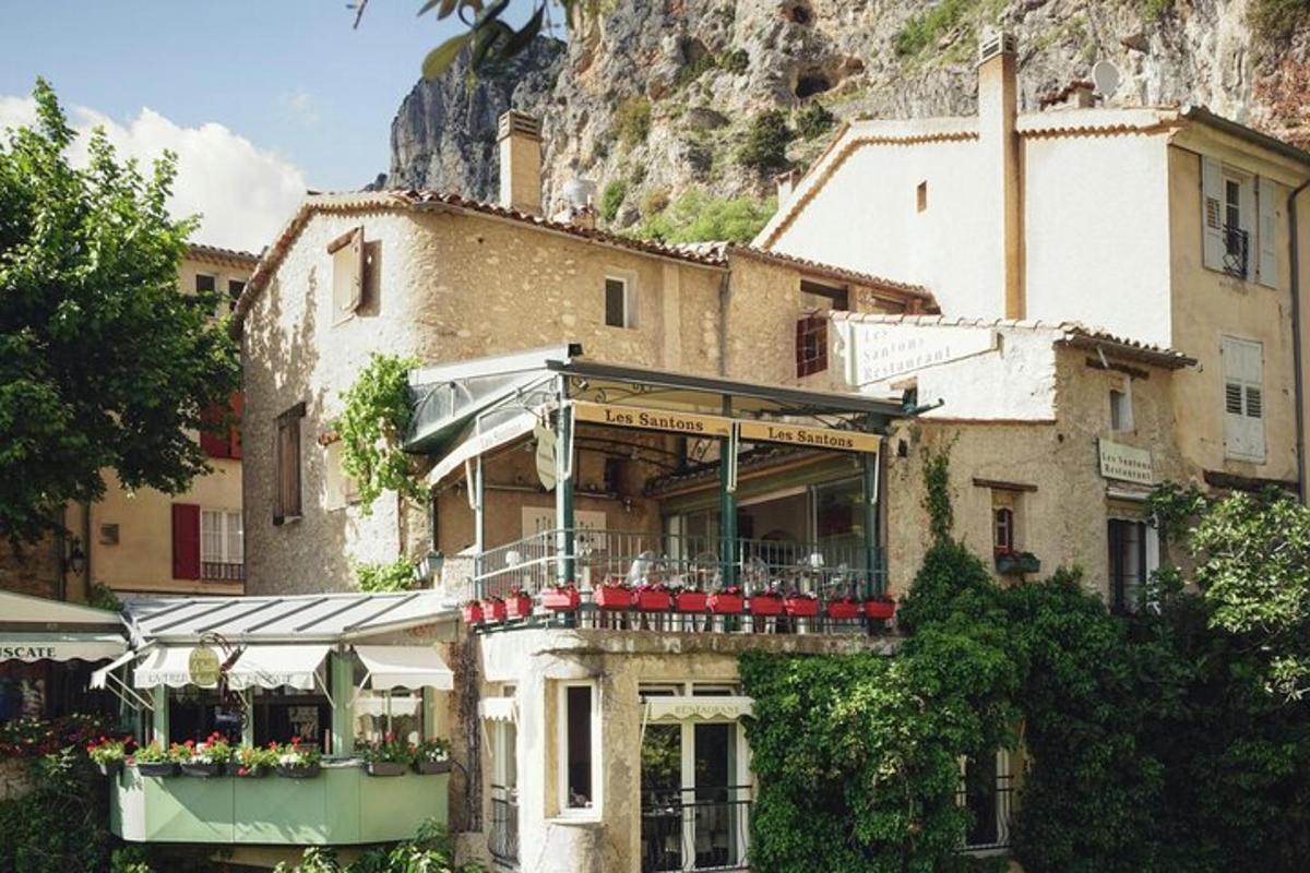 ένα κτίριο με μπαλκόνι μπροστά σε ένα βουνό