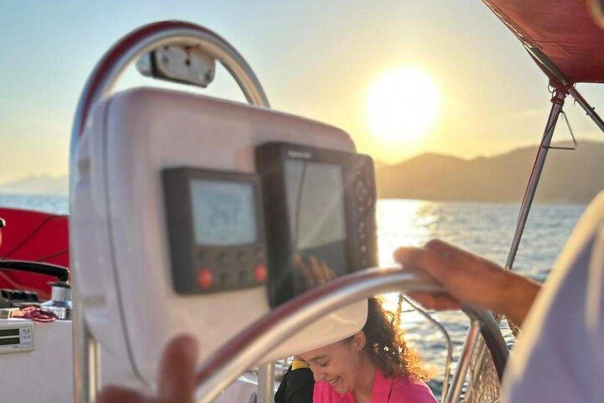 жена, седнала на лодка във водата