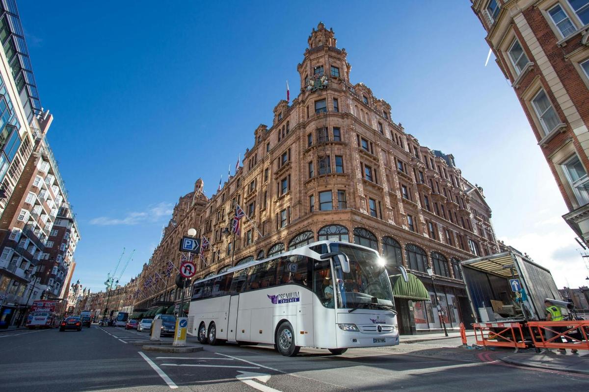 Bel avtobus je parkiran pred stavbo