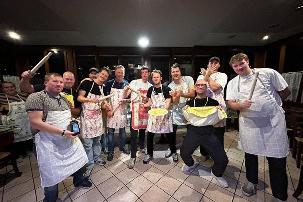 un gruppo di persone in grembiule che posano per una foto