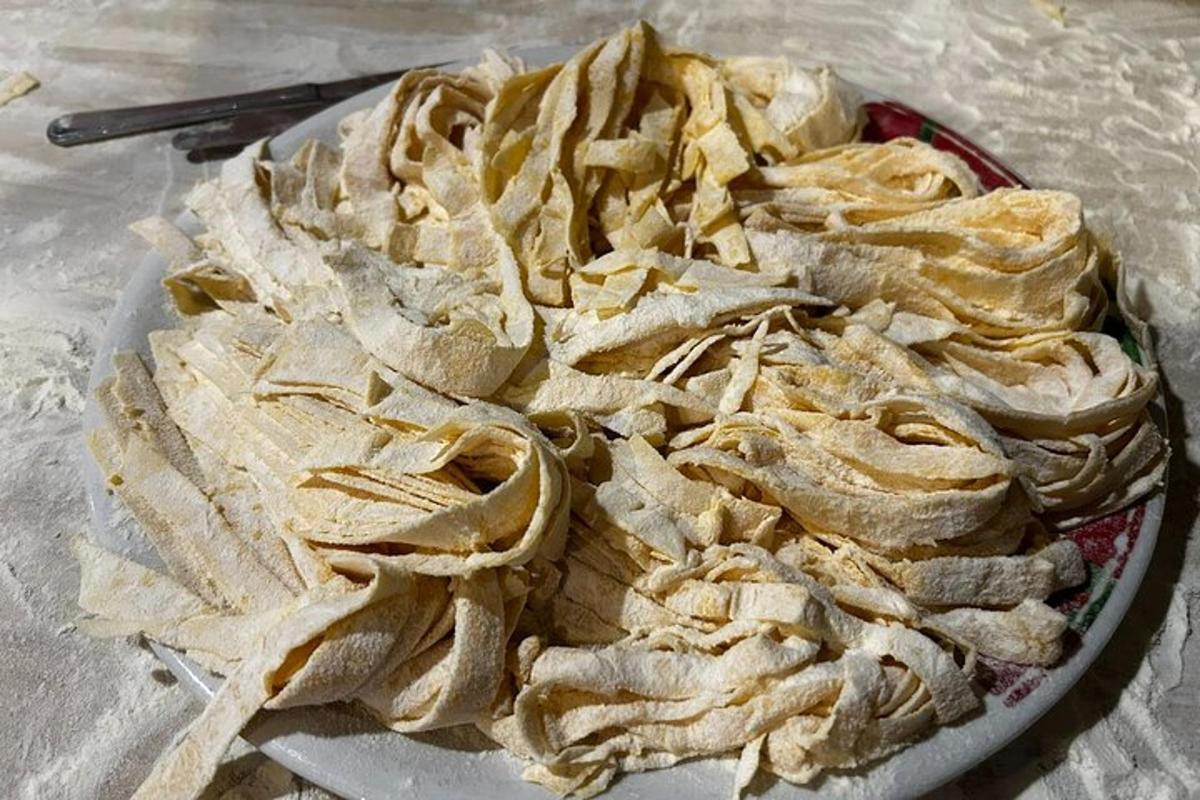 ein Stapel Chips auf einem Tisch