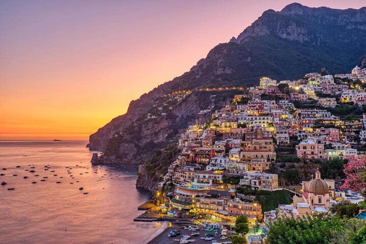 pemandangan positano di pantai amalfi pada waktu matahari terbenam