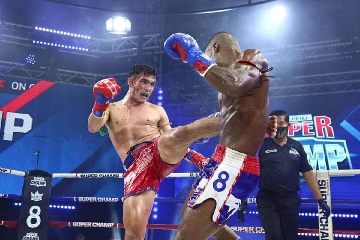 due uomini stanno facendo boxe su un ring