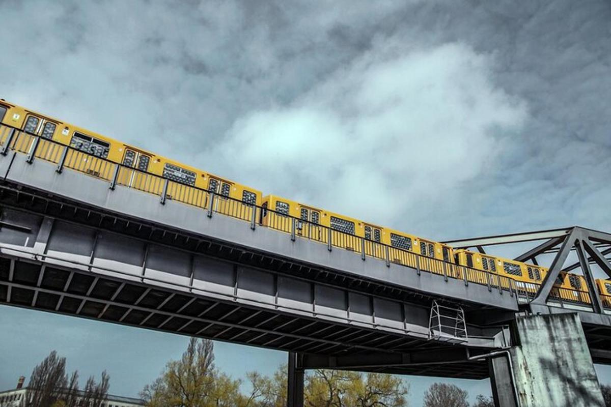 kereta kuning di jembatan dengan awan