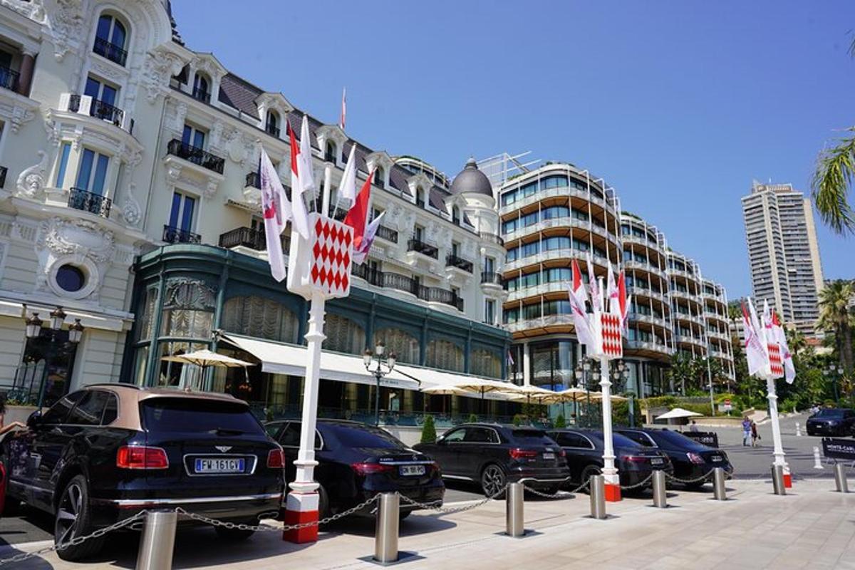 una fila di auto parcheggiate davanti a un edificio