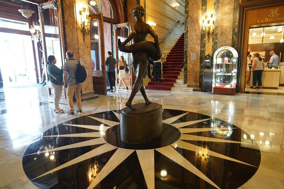 una statua di una donna in piedi in una hall