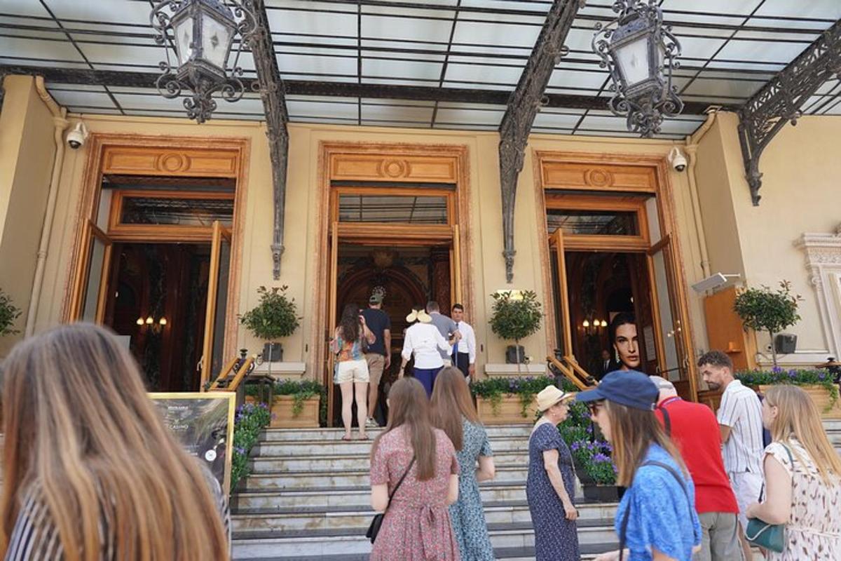 un gruppo di persone che entrano in un edificio