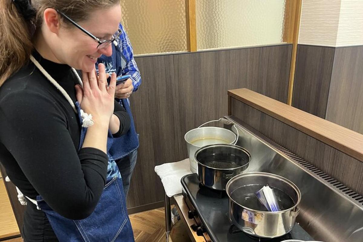 žena stojící vedle sporáku v kuchyni