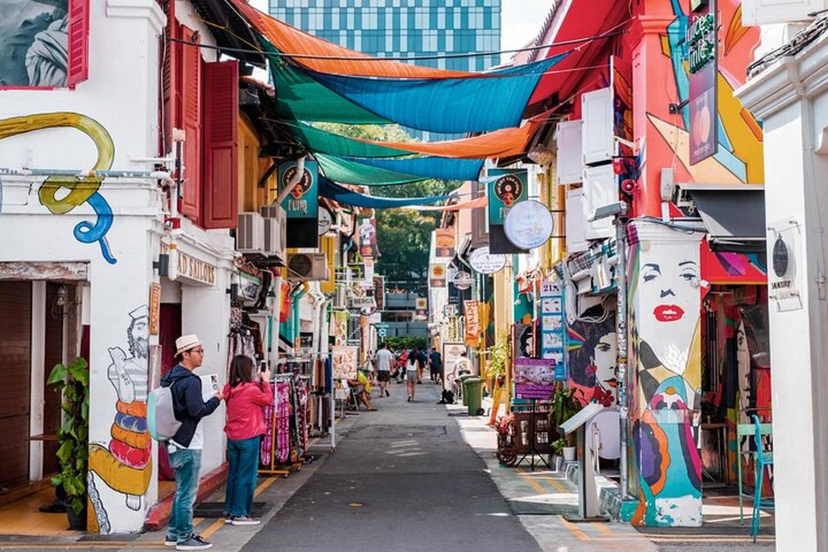 una strada della città con persone che camminano lungo di essa