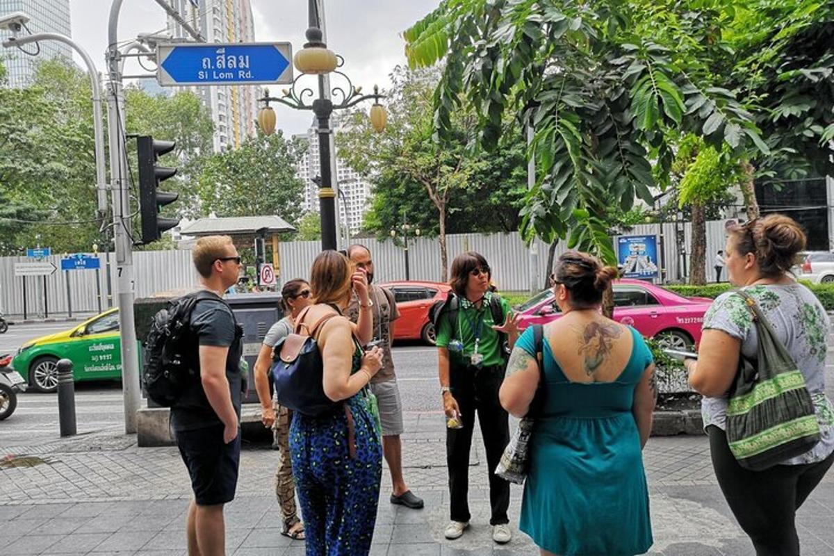un gruppo di persone in piedi all'angolo di una strada