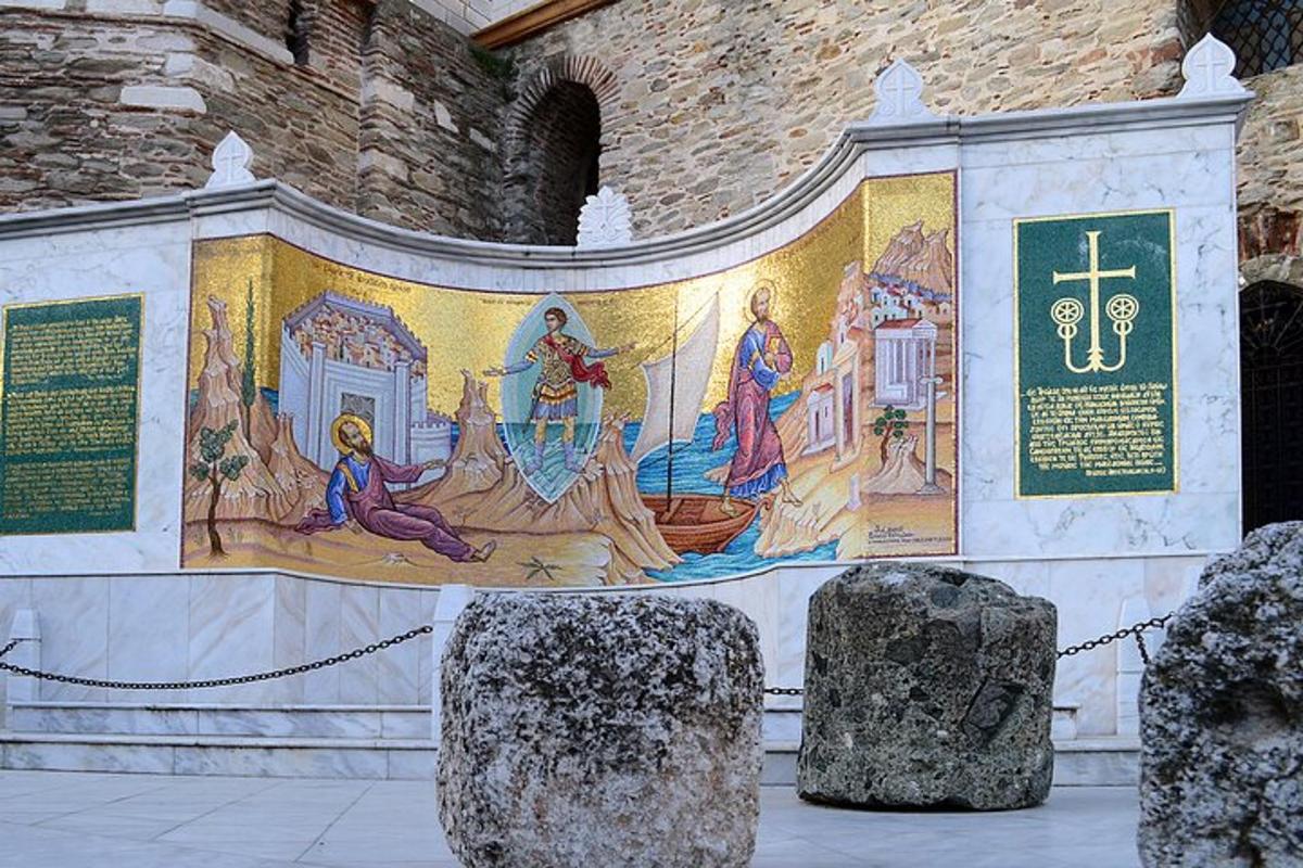 un perete cu o pictură murală pe lateralul unei clădiri