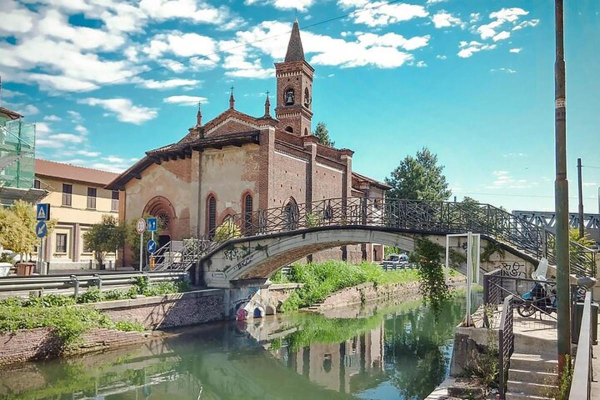 Un puente sobre un río con un edificio y una torre de reloj.