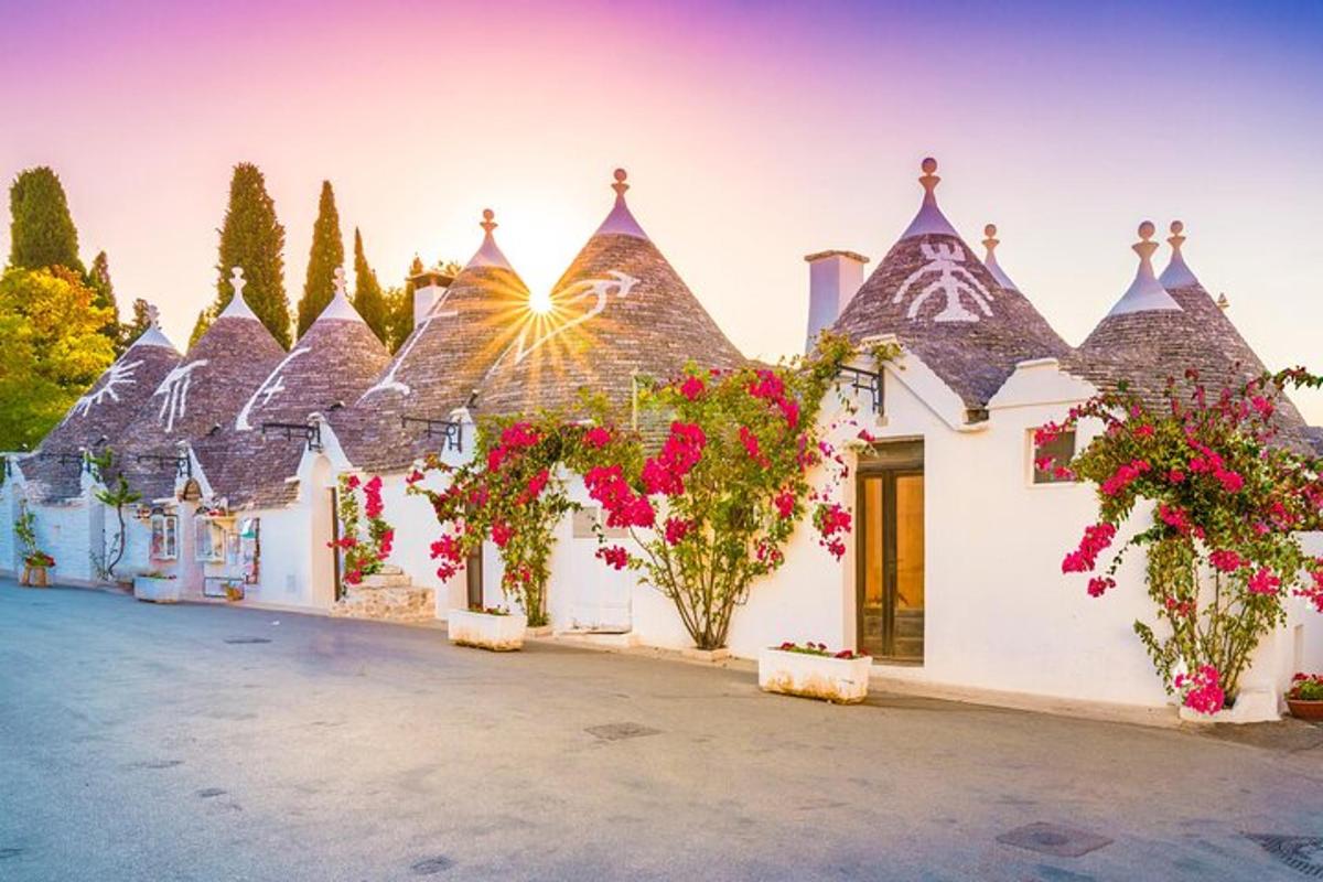 Una casa con flores al costado.
