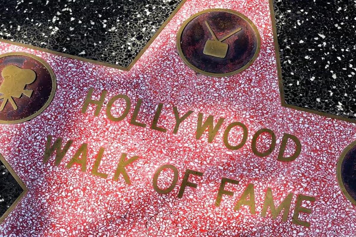 hvězda s nápisem hollywoodský chodník slávy