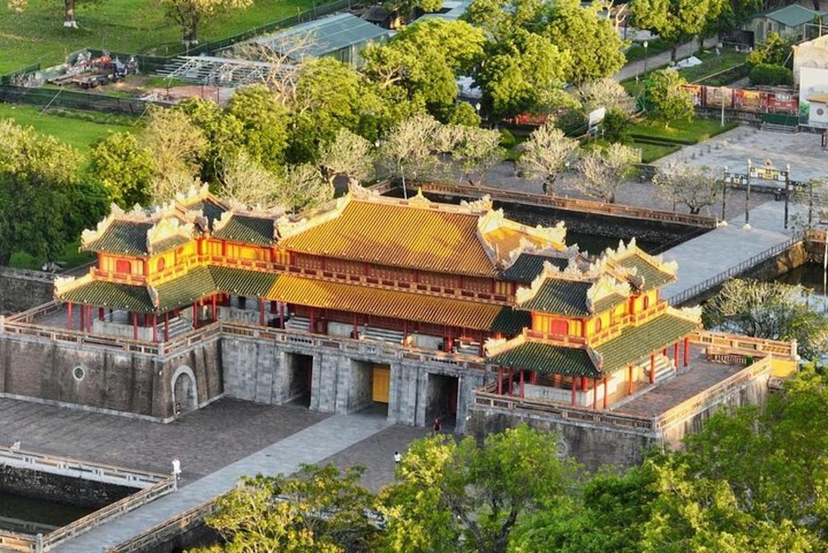 公园里一栋建筑的俯视图