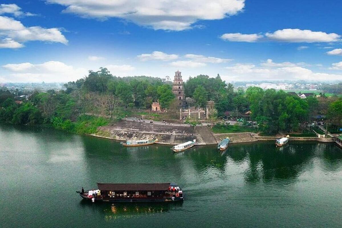 bot di sungai dengan orang di atasnya