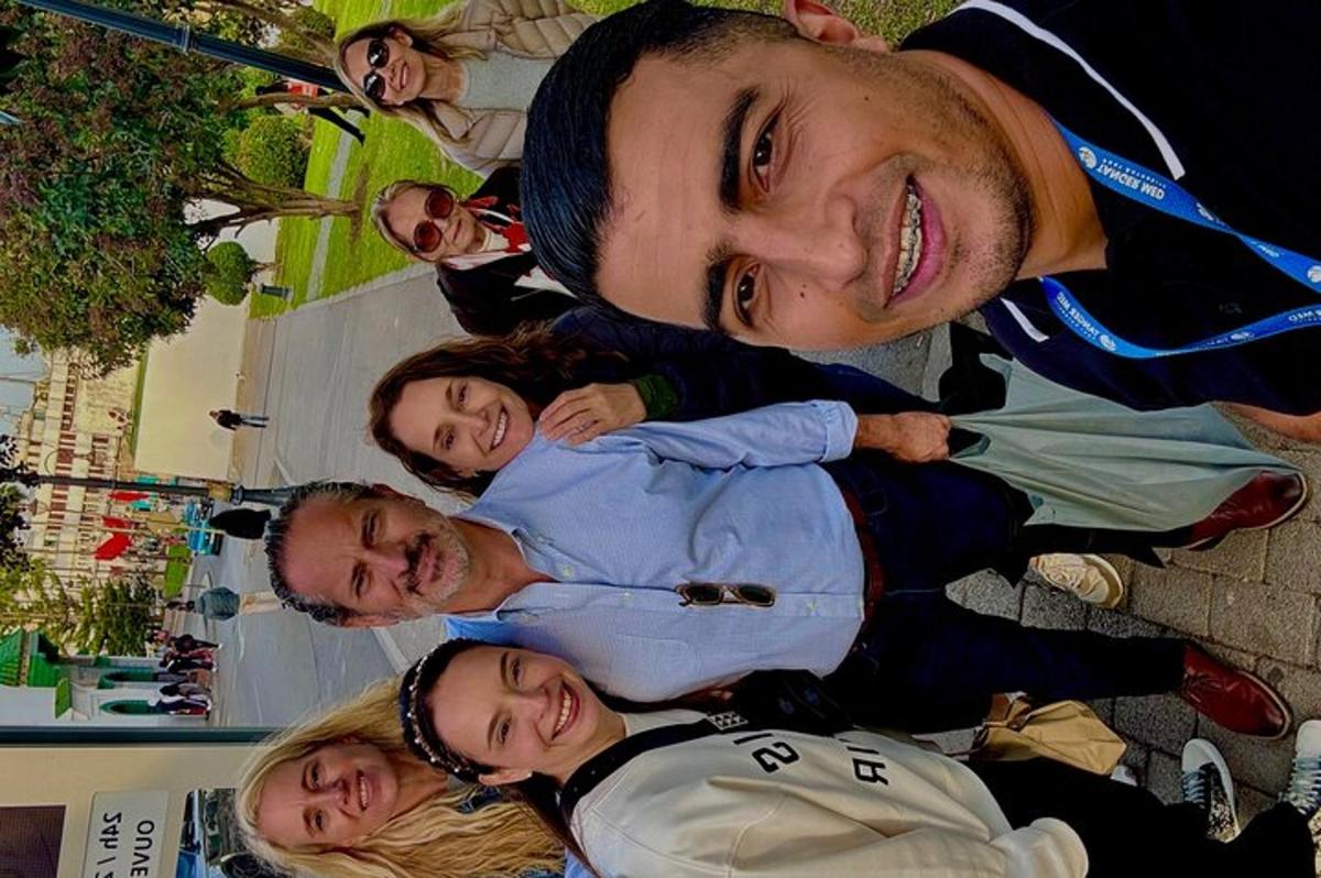 група људи позира за фотографију