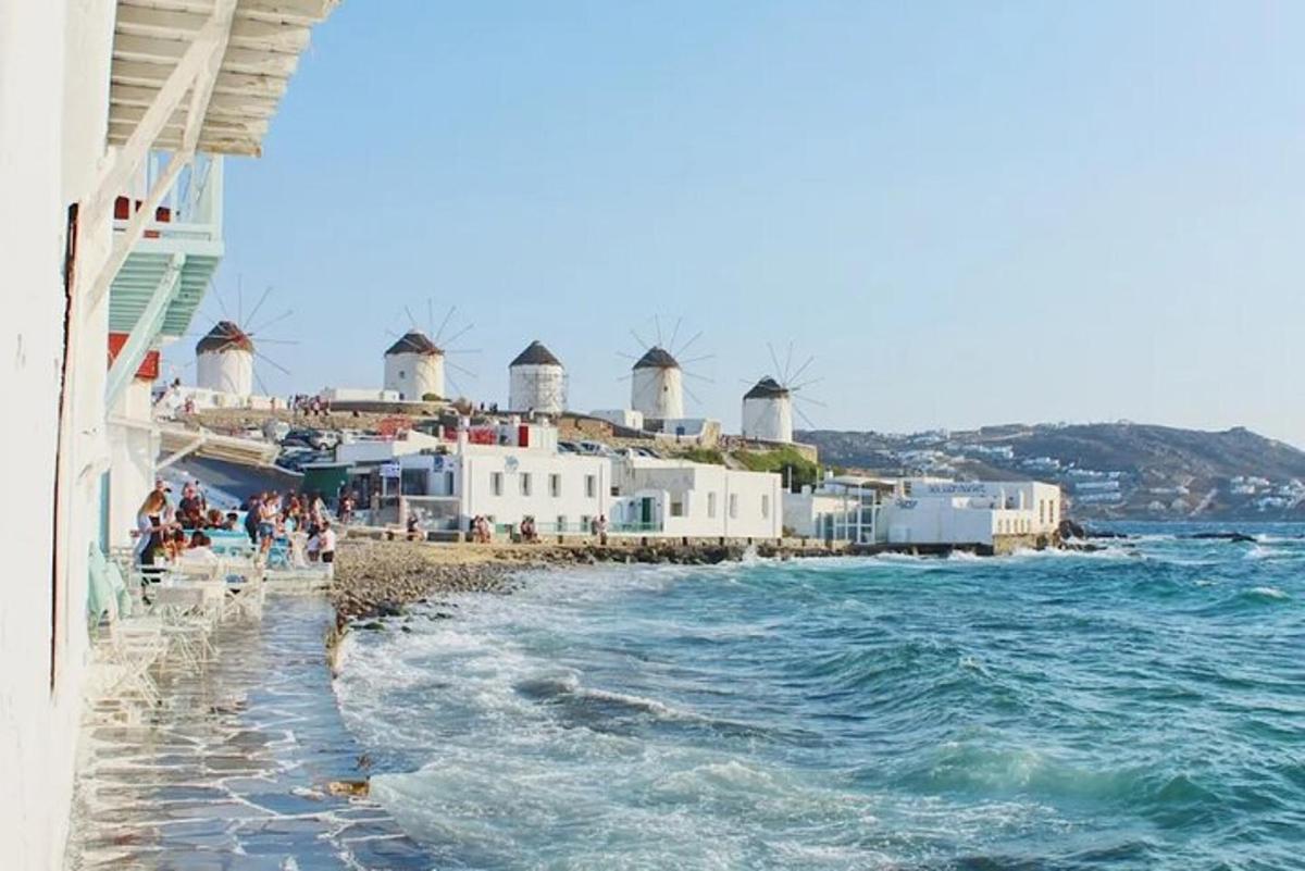 una vista di una spiaggia con mulini a vento e l'oceano