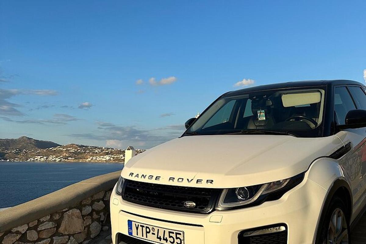 un'auto bianca parcheggiata su un muro vicino all'acqua