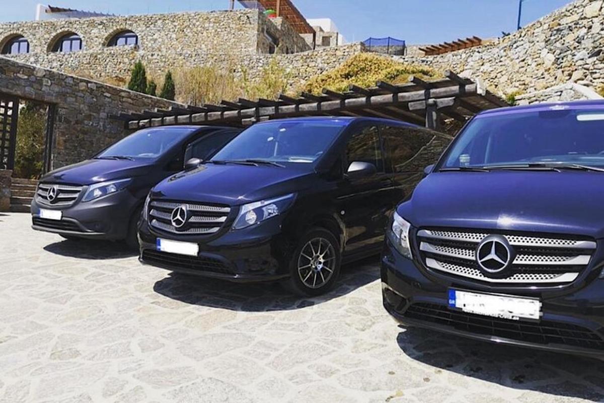 Tri luksuzna automobila parkirana na parkiralištu