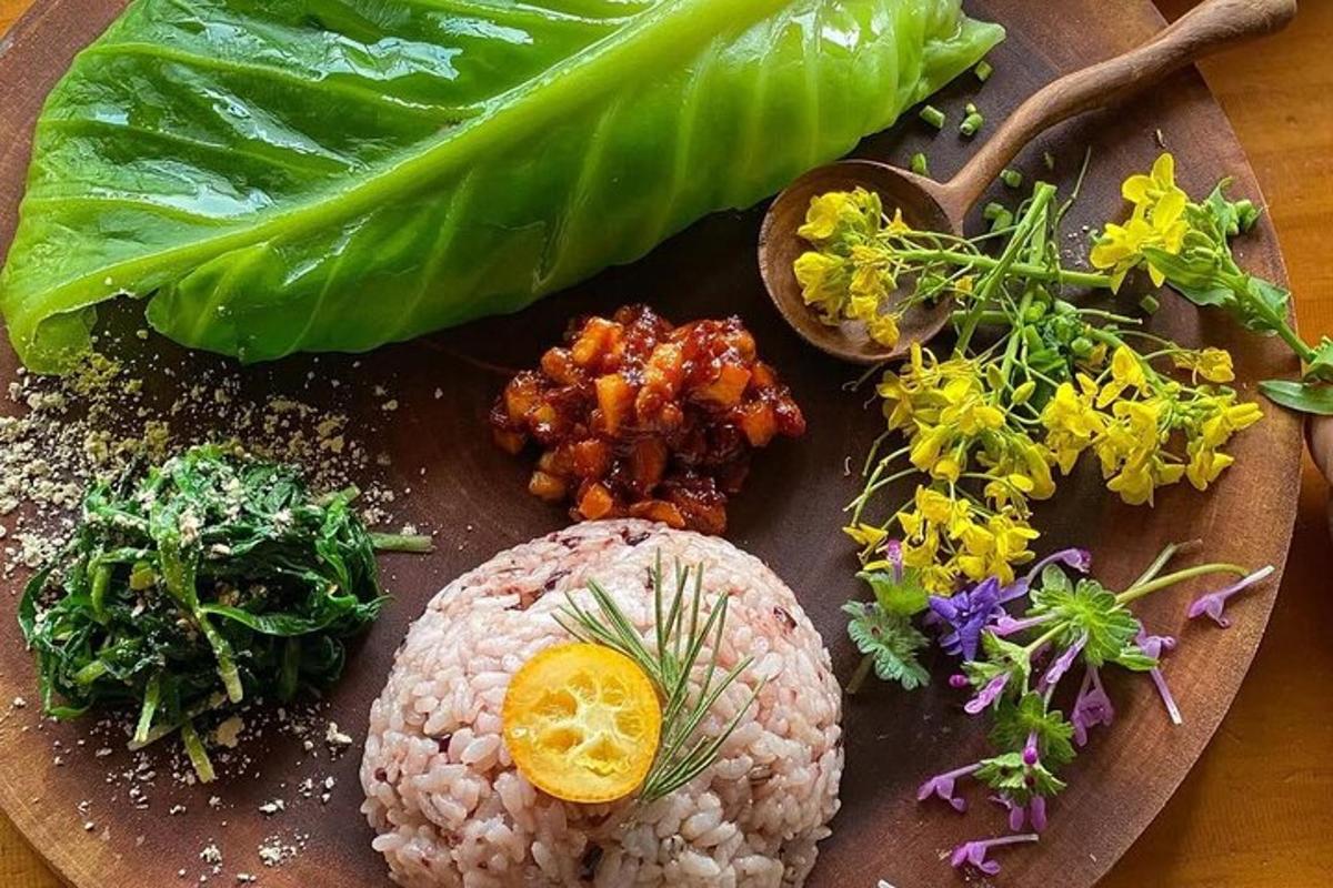un plat de menjar amb arròs i verdures a la taula