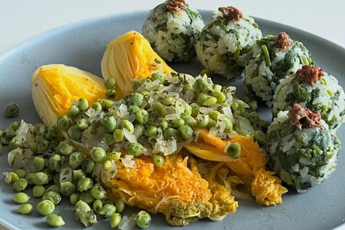 un plat blau de menjar amb pinyes i pèsols