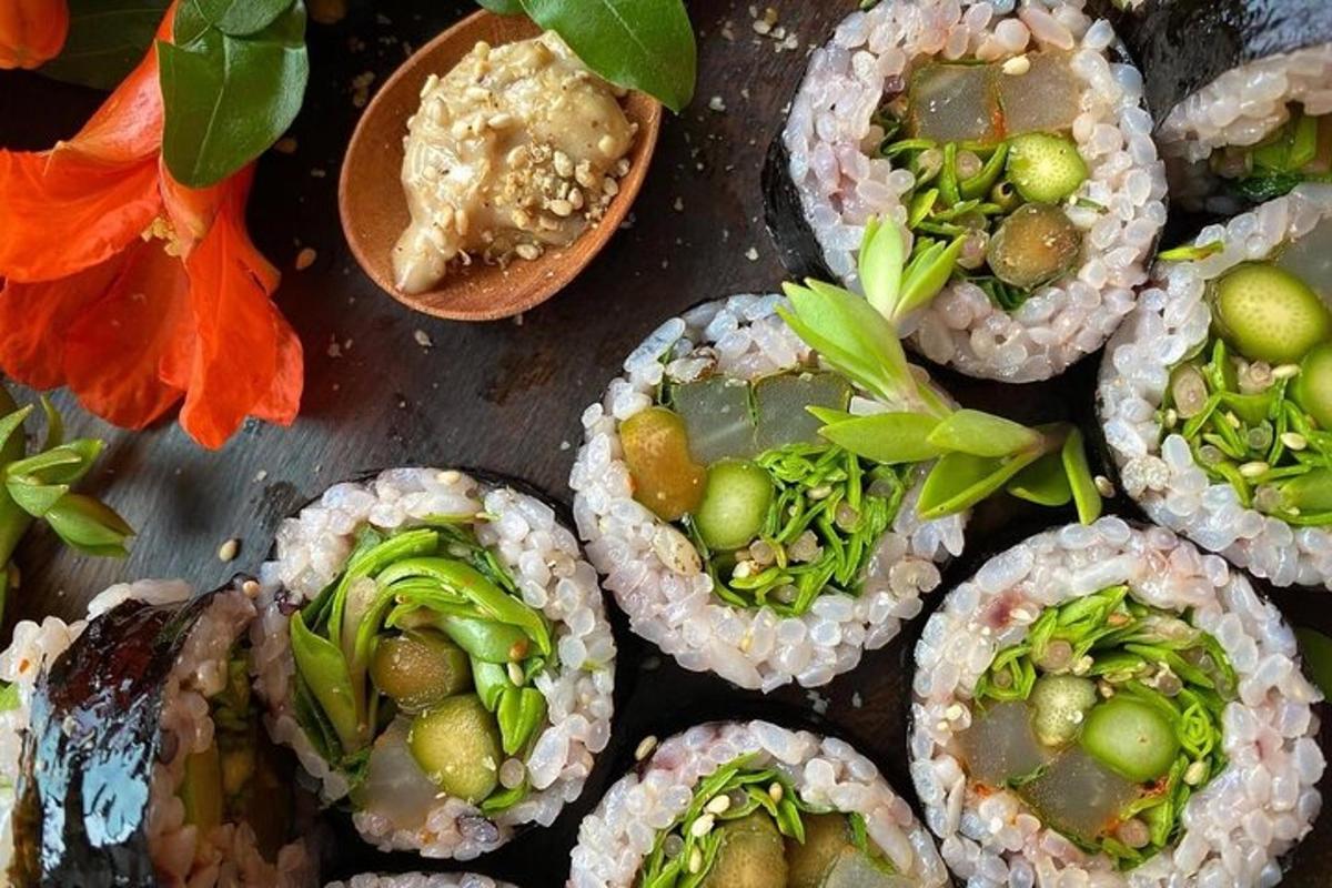 un grup de plats de sushi amb verdures sobre una taula