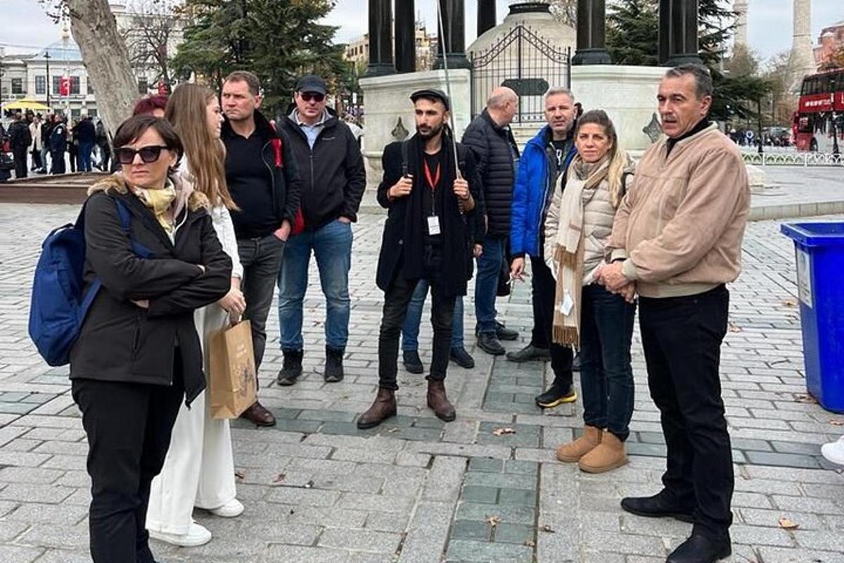 група людей, що стоять перед будівлею