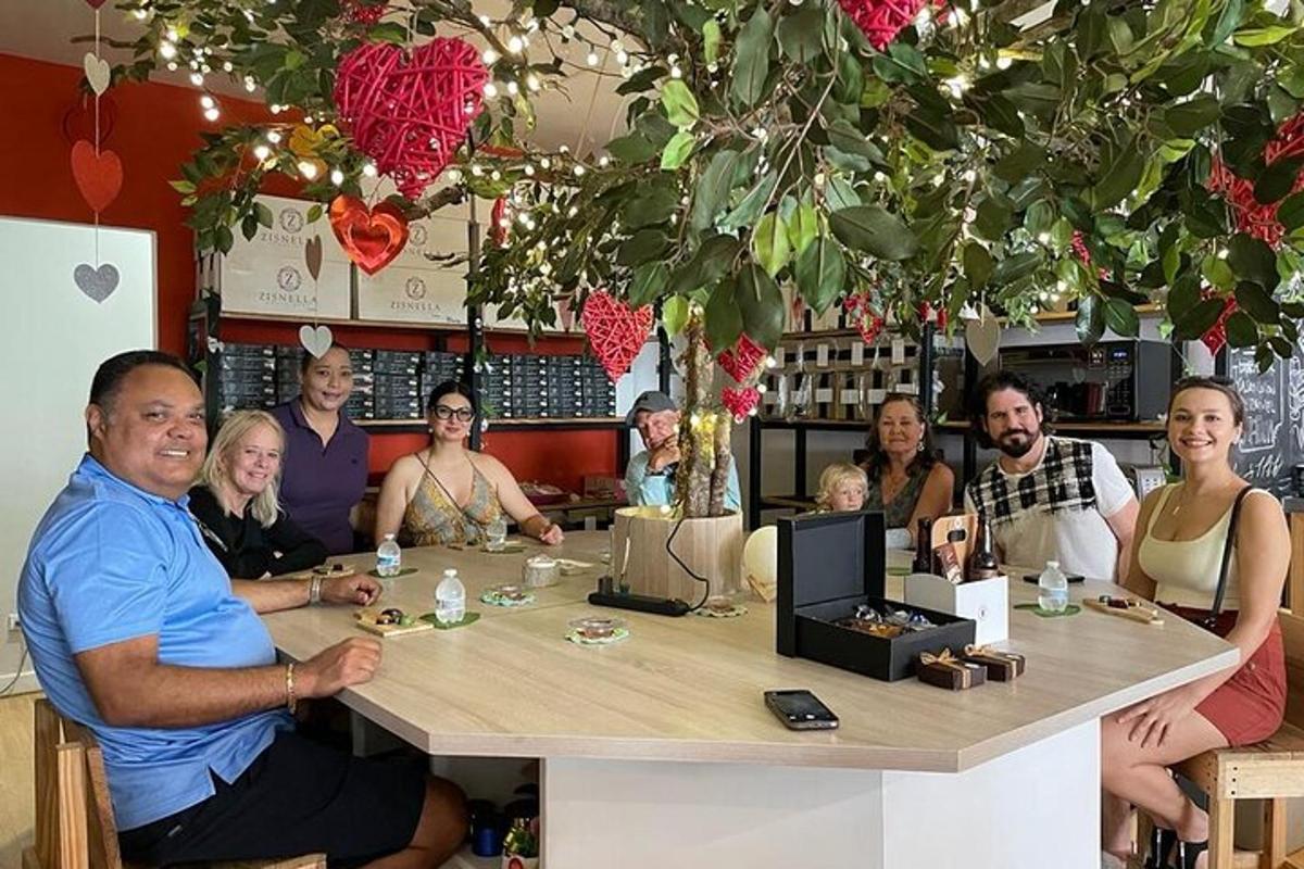 sekumpulan orang duduk di meja di sebuah restoran