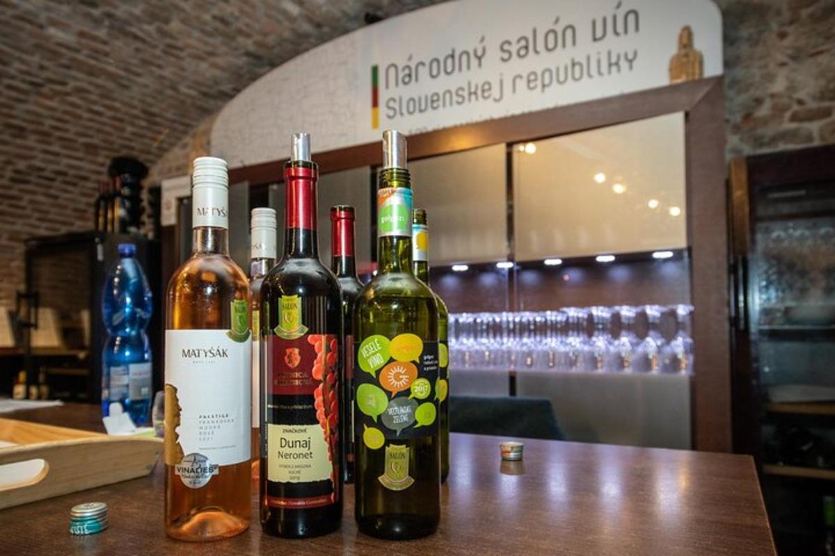 група пляшок вина, що стоять на барній стійці