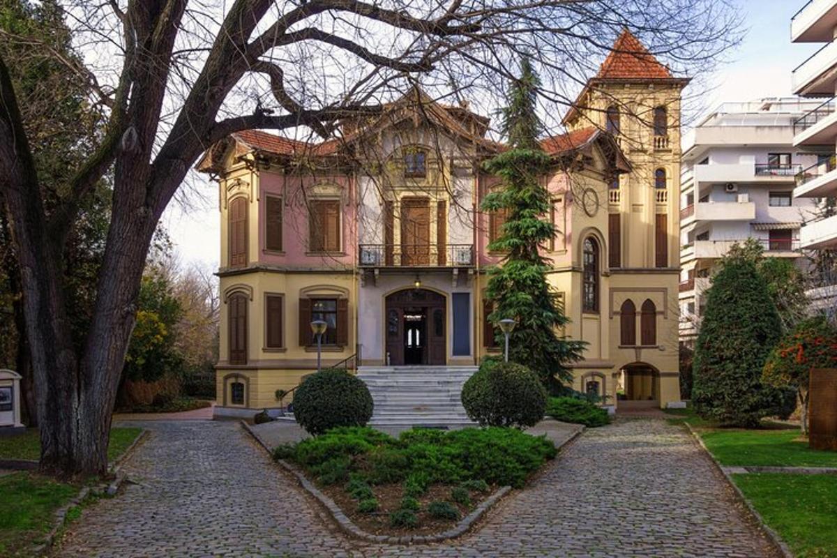 una vecchia casa con un albero di fronte
