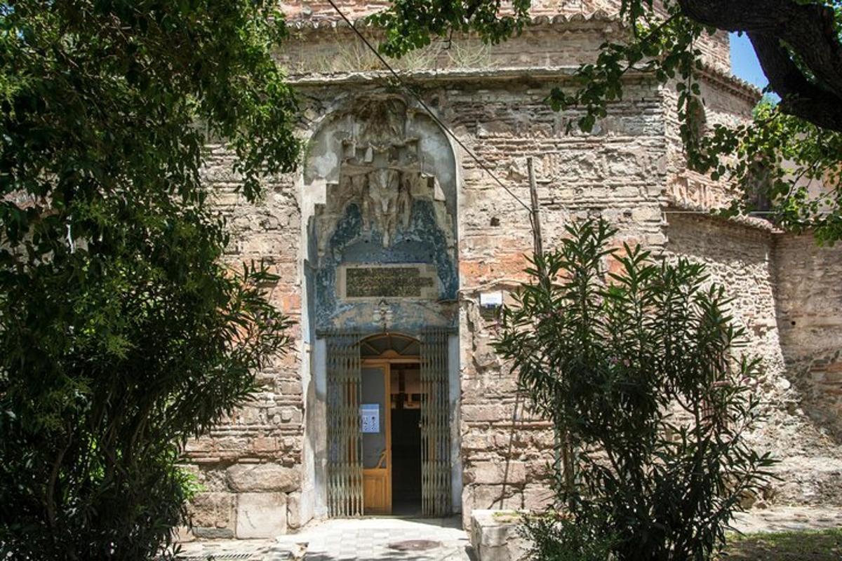 una entrada a un edifici de pedra amb una porta