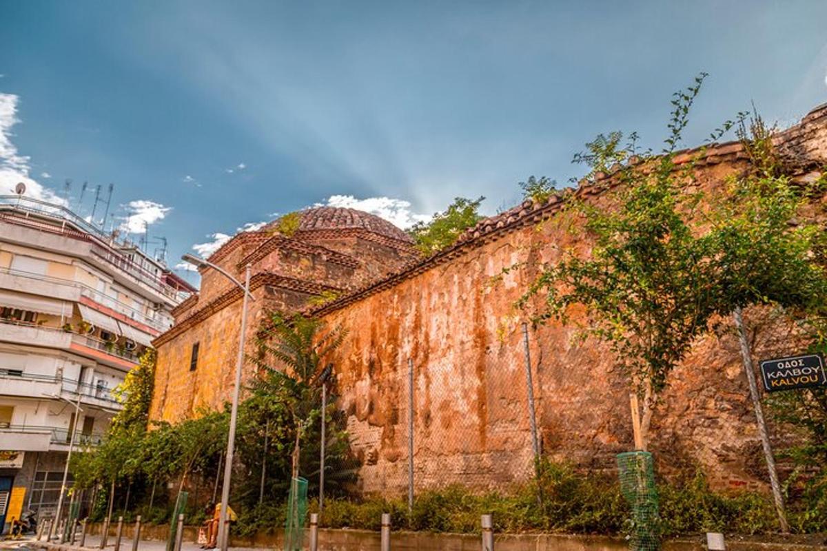 un grande muro di mattoni accanto a un edificio