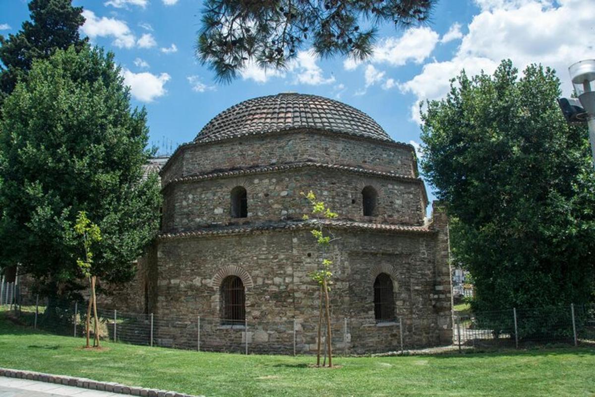 un antic edifici de pedra amb una cúpula a la gespa