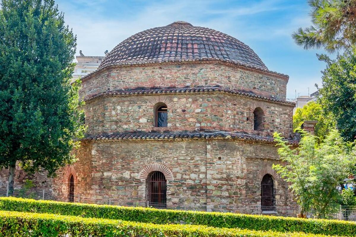 un edificio in mattoni con una cupola in cima