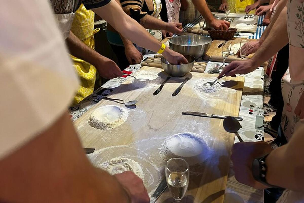 un gruppo di persone che preparano il cibo su un tavolo