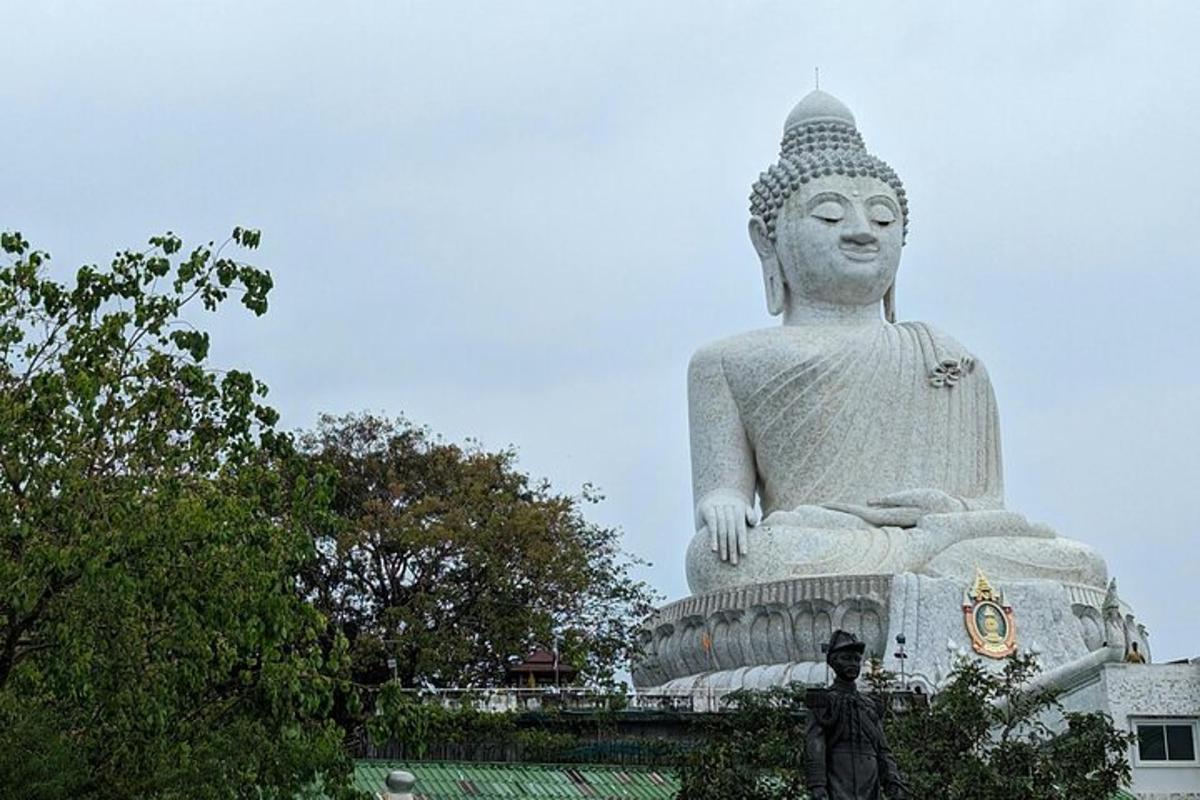 una grande statua di fronte a un grande edificio