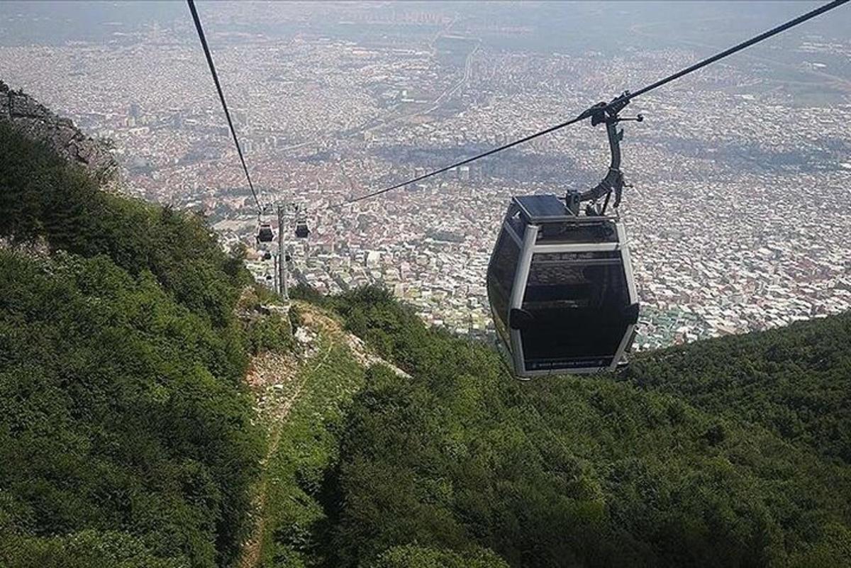 una gondola che vola sopra una città su una montagna