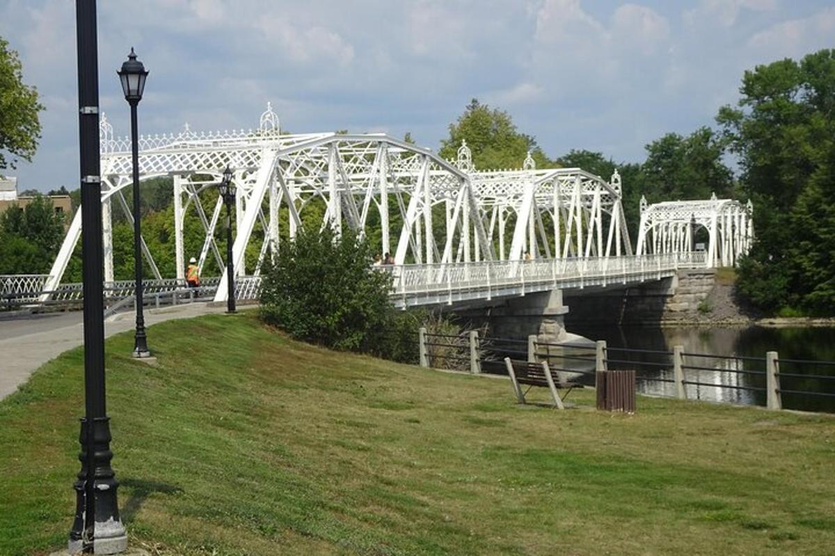 большой белый мост через реку рядом с парком
