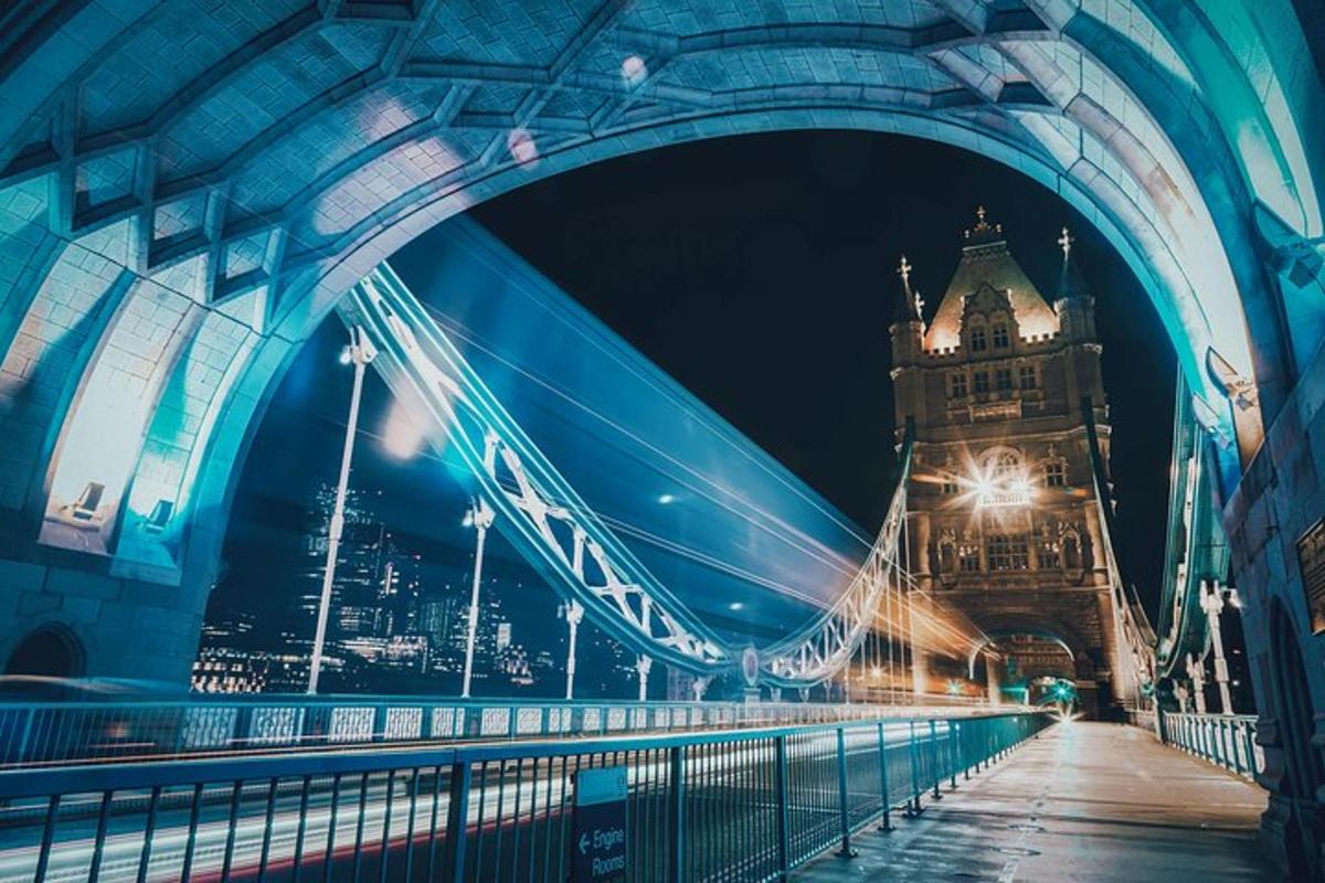 pohľad na hodinovú vežu Big Ben spod mosta