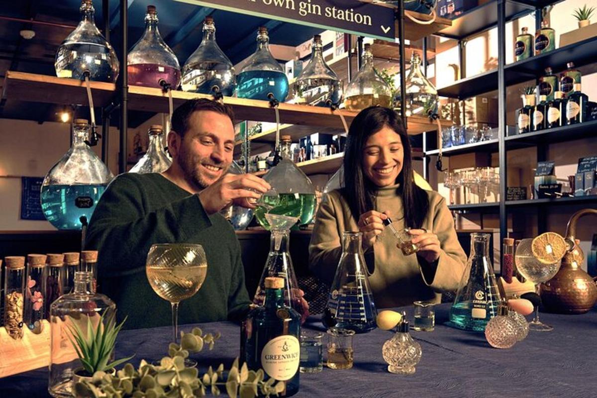 un home i una dona asseguts en un bar amb copes de vi