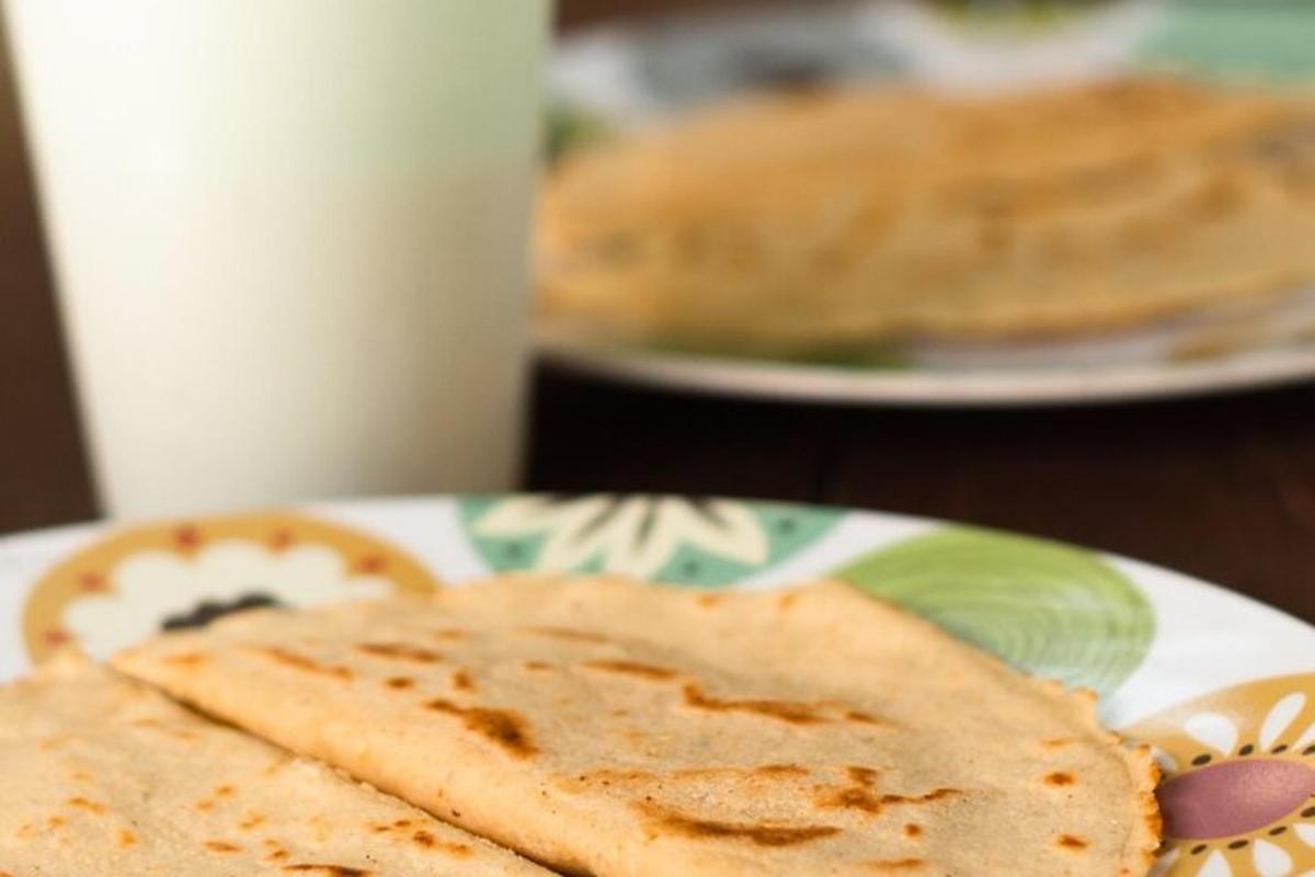 dues truites en un plat sobre una taula